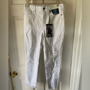 White, distressed capris